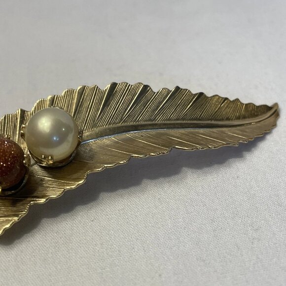 Vintage Gold Tone Leaf Feather With 2 Faux Pearl Beads Brooch - Picture 7 of 10